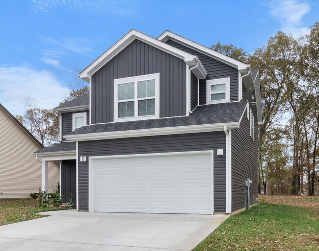 Building Photo - Pet Friendly Three Bedroom!