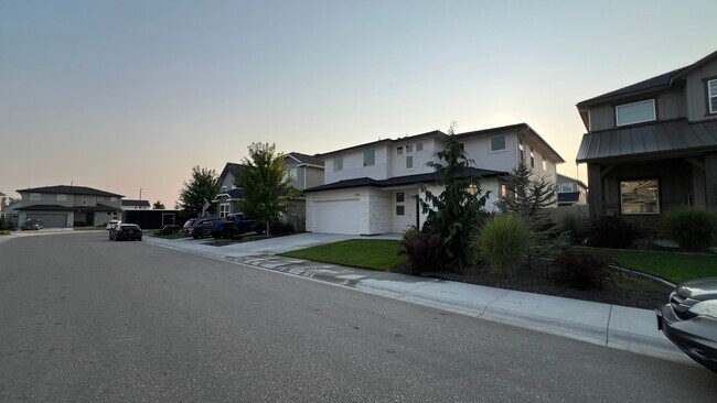 Foto del edificio - 5608 S Rosalia Wy