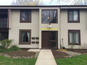 Building Photo - L6 Twin Rivers Dr N