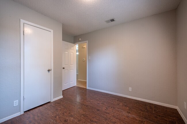 Foto del edificio - Fully Renovated 3 Bedroom, 2 Bath Duplex i...