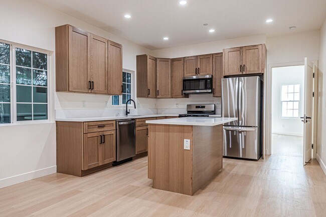 Foto del edificio - Modern 3-Bedroom in Prime Location | One M...