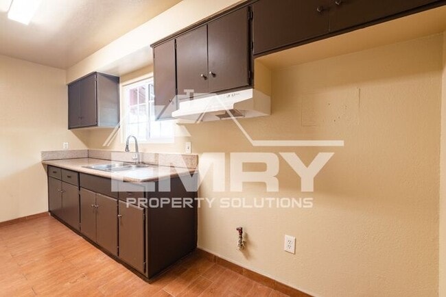Foto del edificio - 2 Bed 1 Bath Unit for Rent in East Los Angeles Parking Available