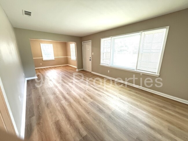 Foto del edificio - 814 Colonial Rd