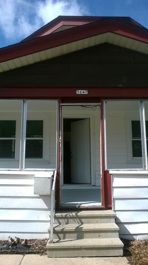 Foto principal - 3BR SINGLE FAMILY MULTI LEVEL HOME WITH GARAGE, YARD, PORCH, REDONE, VERY NICE!