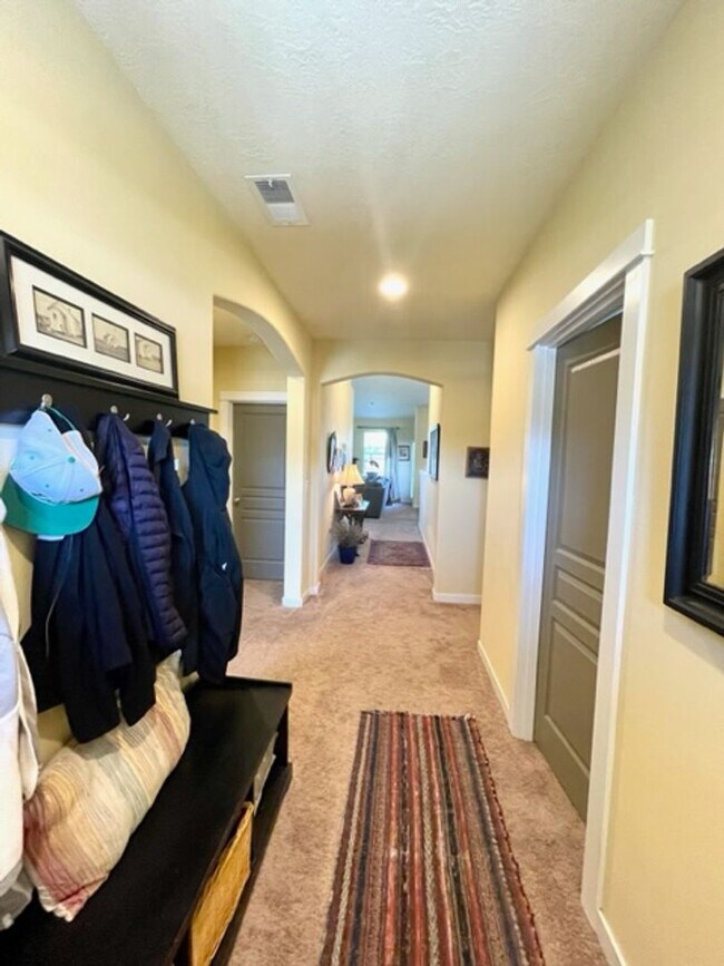Foto del edificio - Beautiful 4 bedroom in Redmond with large ...