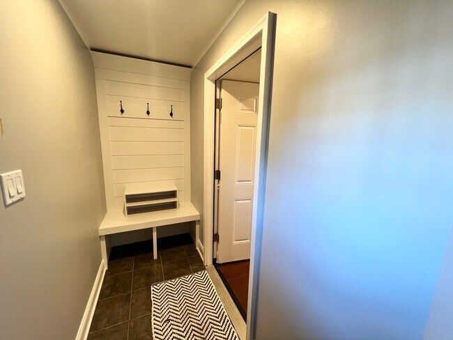 Foto del edificio - 2420 N Springfield Ave