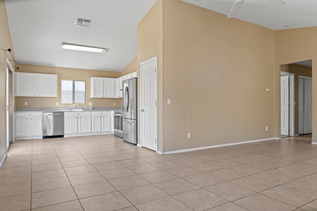 Building Photo - 11320 W Hutton Dr