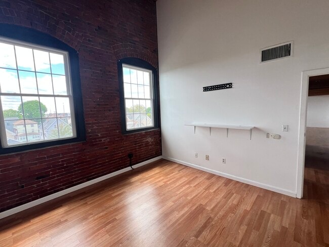 mASTER BEDROOM WITH WALK IN CLOSET - 50 Rantoul St