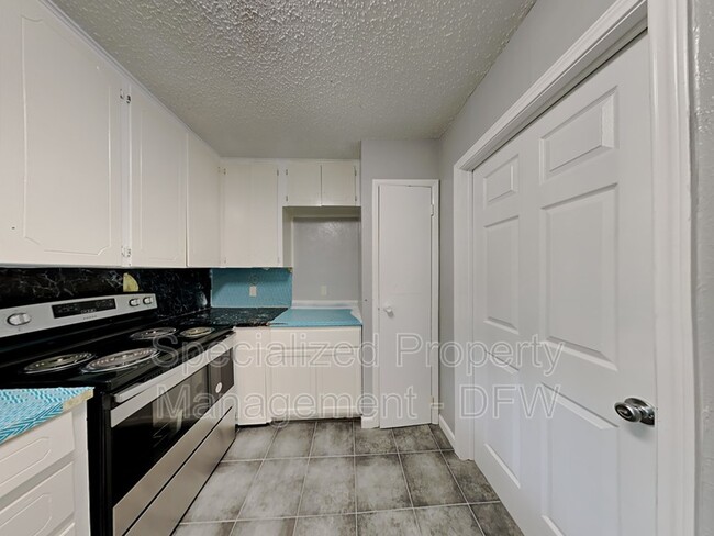 Building Photo - 877 Betty Dr