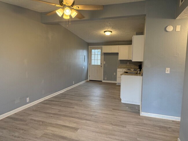 Foto del edificio - 155 Tamarack Dr