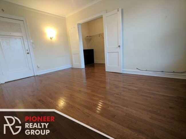 Building Photo - 4542 N Damen Ave
