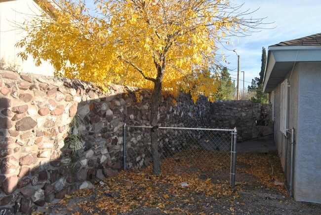 Building Photo - 321 Arisano Dr