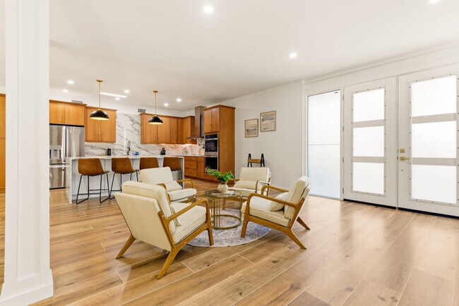Foto del edificio - 4879 Commonwealth Dr