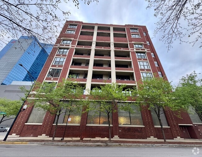 Building Photo - 320 E 21st St