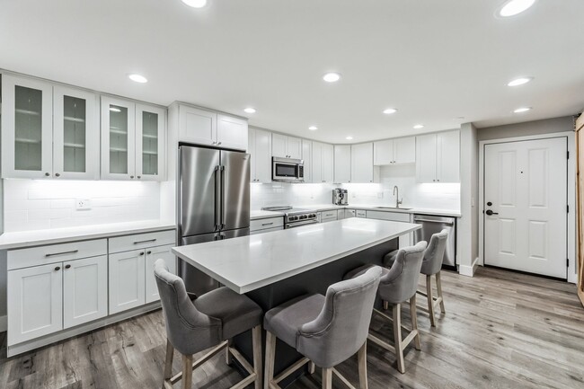 Building Photo - Queen Anne 2-Bed Condo with Parking & Pool!