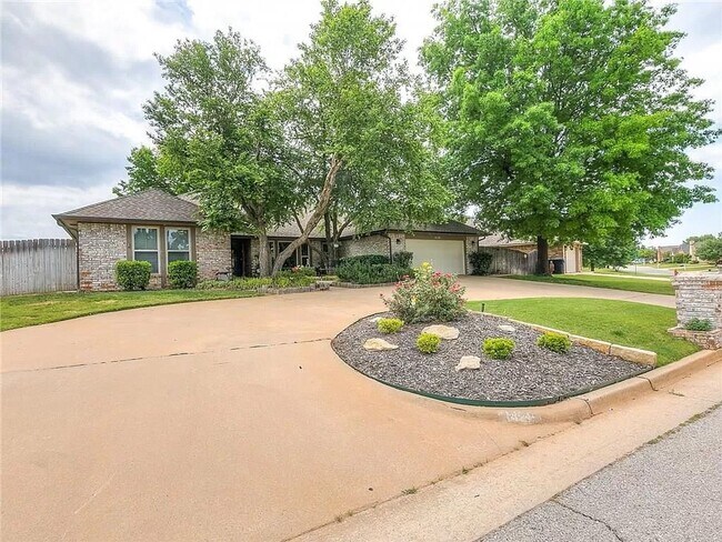 Foto del edificio - * * * $300 Move-in Special * * * Spacious and Beautiful 4 Bedroom / 2 Bathroom home in Edmond! * ...