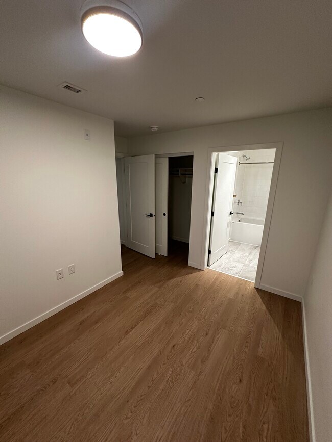 Photo du bâtiment - 1807 Larch St