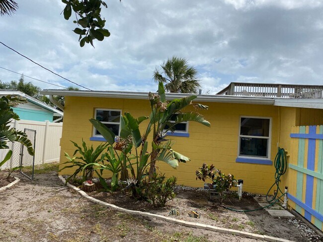 Foto del edificio - Two Bedroom, One Bath Walking Distance to ...