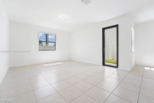 Building Photo - 3 br, 2.5 bath Townhome - 11036 W 35th Way