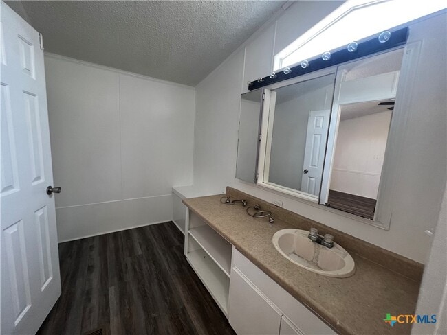 Foto del edificio - 1405 Harris Hill Rd