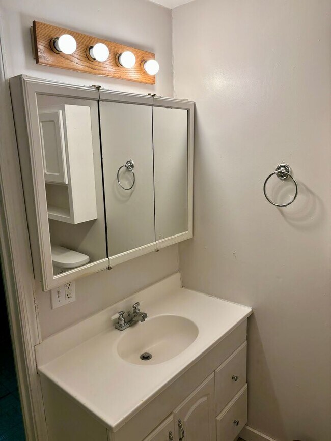 Building Photo - Check Out This 2-Bed/1.5-Bath House in Blu...