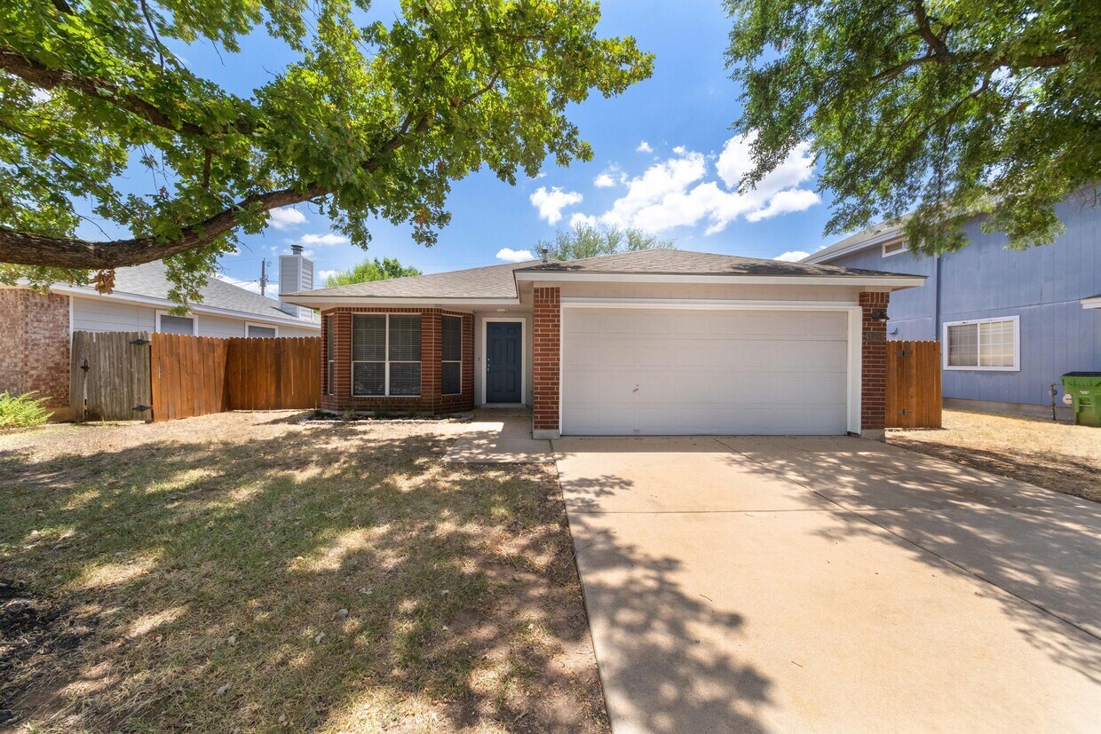 Foto principal - 1901 Hollow Tree Blvd