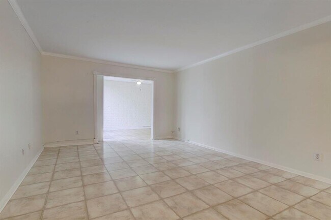 Building Photo - 353 N Post Oak Ln