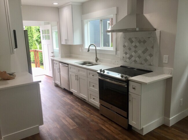 newly remodeled kitchen - 4026 Linden Ave N