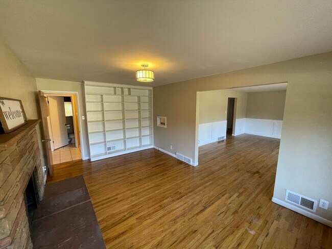 Building Photo - Cozy Holladay Gem – 3 Bed, 2 Bath with Fen...