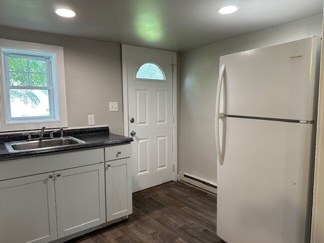 Building Photo - Introducing our cozy 2-bedroom, 1-bathroom...
