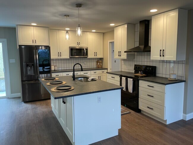 Foto del edificio - 6130 Grove Dr