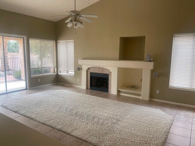 Foto del edificio - 3 Bedroom and 2 Bath with pool in Gilbert!