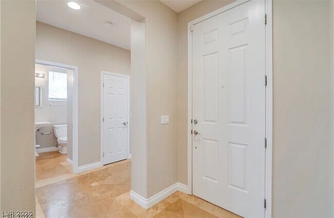 Building Photo - 2406 Paveene Ave