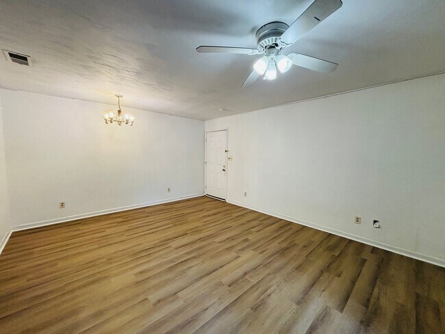 Foto del edificio - 3 Bedroom, 2 Bath Condo