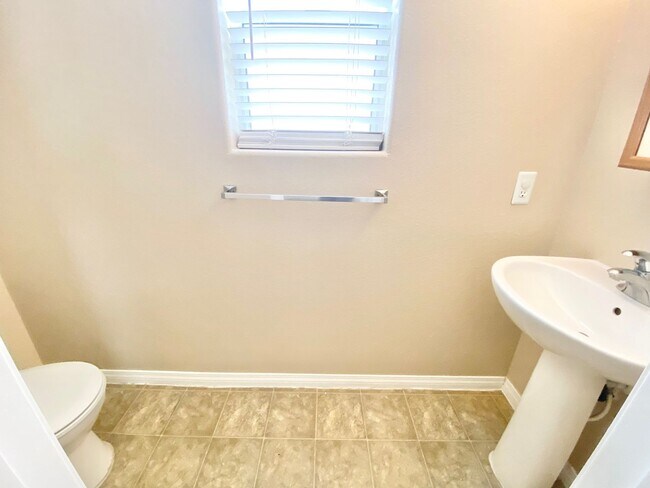 Foto del edificio - BEAUTIFUL 3 BEDROOM 2.5 BATHROOM 2 STORY H...
