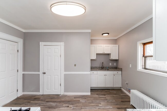 Building Photo - 67 Avon Ave