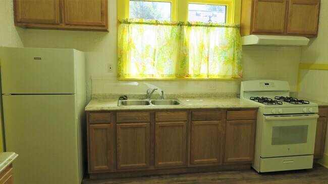 Building Photo - Completely Remodeled 2 bedroom