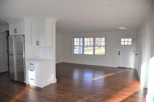 Foto del edificio - 32 Deer Hill Rd
