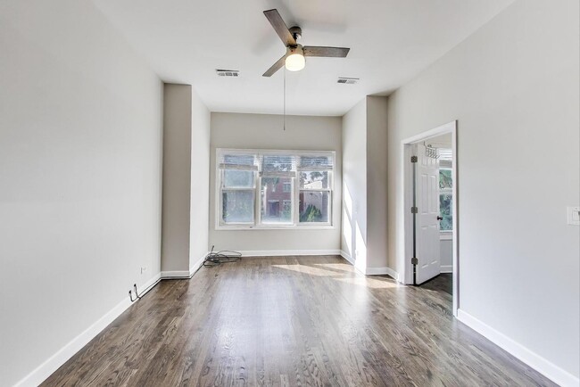 Building Photo - 2522 W Cortland St