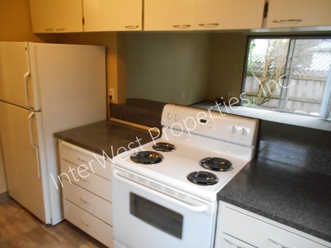 Building Photo - FRIE02-COM