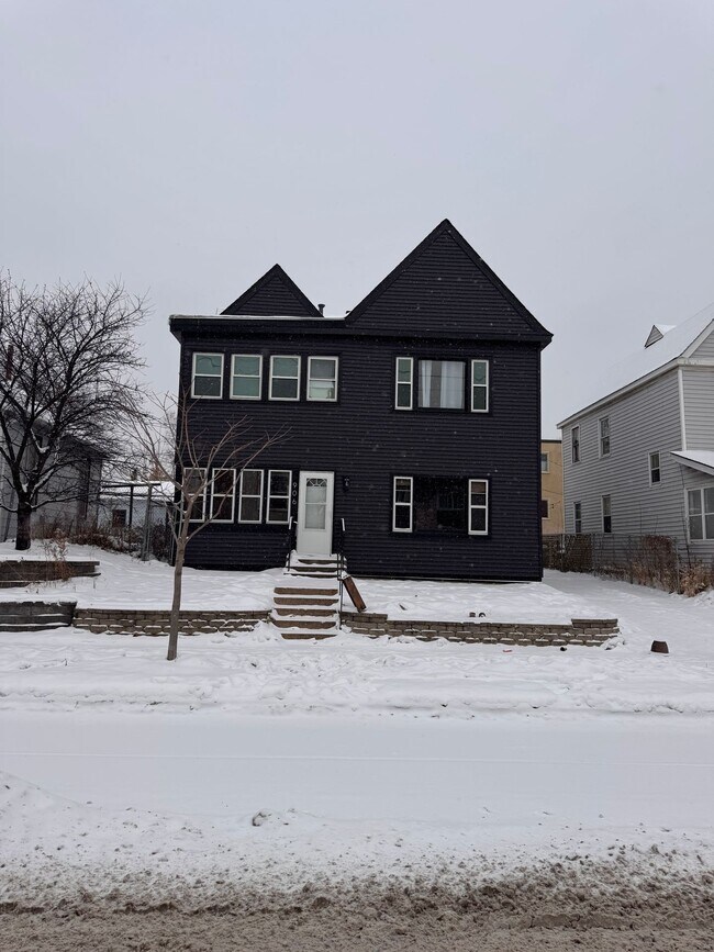 Building Photo - 906 W 26th St
