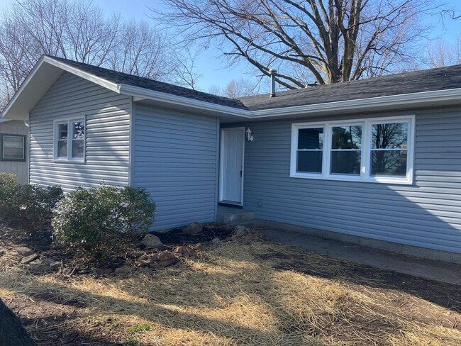 Building Photo - Comfort Meets Convenience in This Updated ...