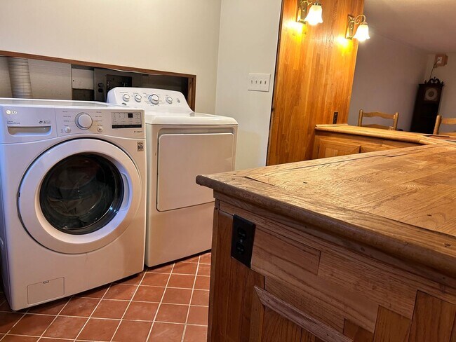 Building Photo - 2 br, 1 bath House - 40 Webster Court U:40...