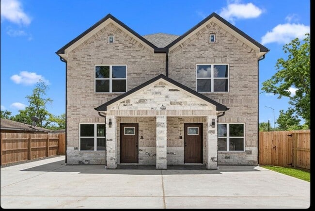 Building Photo - 102 Schade Ln