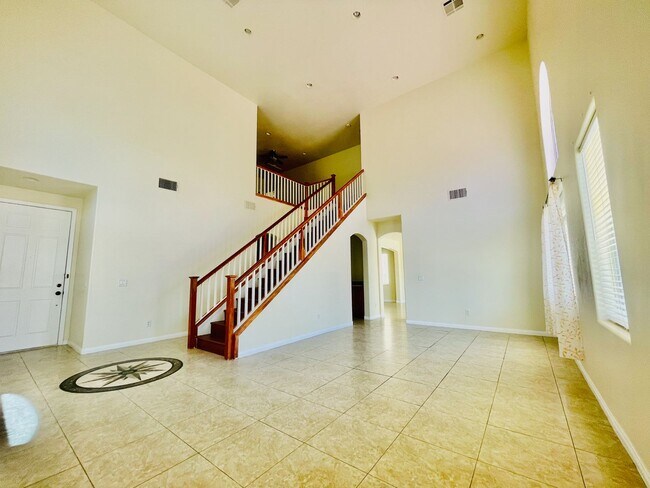Building Photo - Newly Renovated 5 bd, 3 bth, Loft, w/ down...