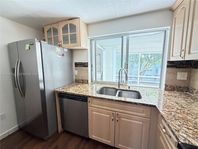 Foto del edificio - 9201 Lime Bay Blvd