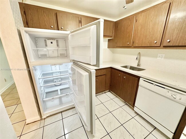 Building Photo - 7831 Colony Cir N
