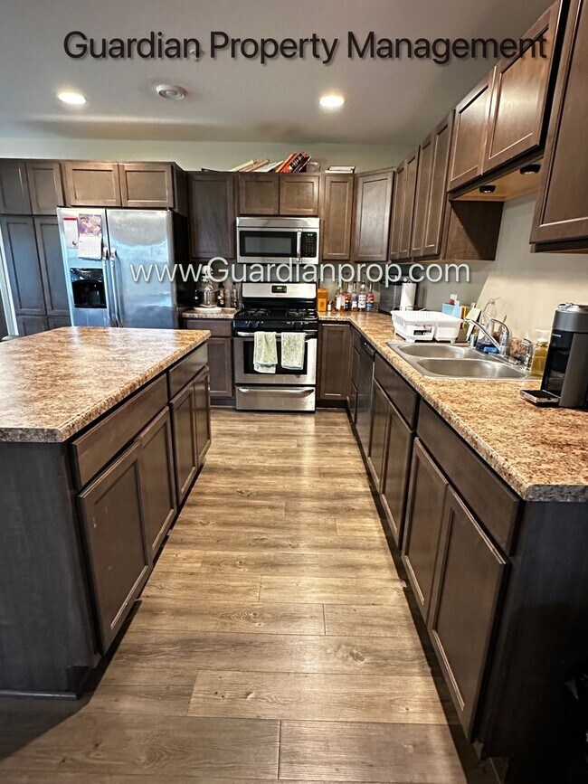 Foto del edificio - Lakeville Corner Unit, Walk out Patio, 2 C...