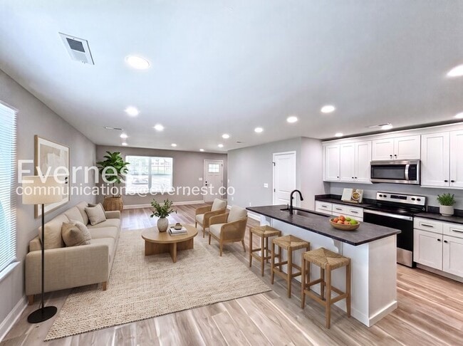 Building Photo - 3 Bed/2 Bath Townhome with Modern Features / Pet-Friendly / Available Now!