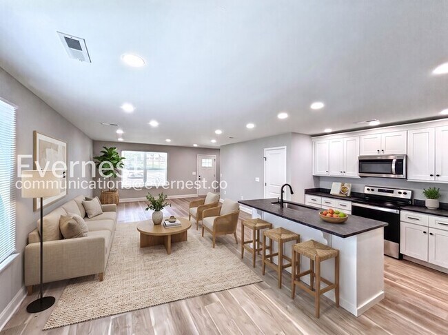 Foto del edificio - 3 Bed/2 Bath Townhome with Modern Features / Pet-Friendly / Available Now!